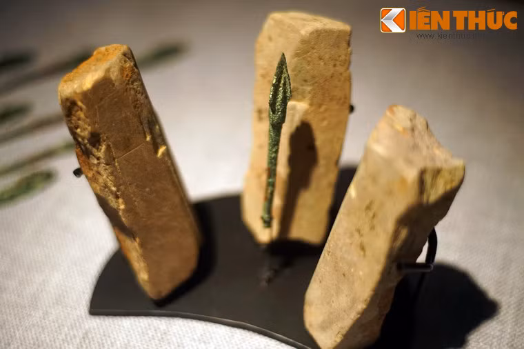 Mũi tên đồng và khuôn đúc bằng đá thuộc văn hóa Đông Sơn, cách ngày nay 2.500-2.000 năm, khai quật ở Cổ Loa, Hà Nội. Việc tìm thấy mũi tên đồng, khuôn đúc và lẫy nỏ là những bằng chứng giúp làm sáng tỏ huyền thoại lịch sử về nước Âu Lạc thời An Dương Vương.