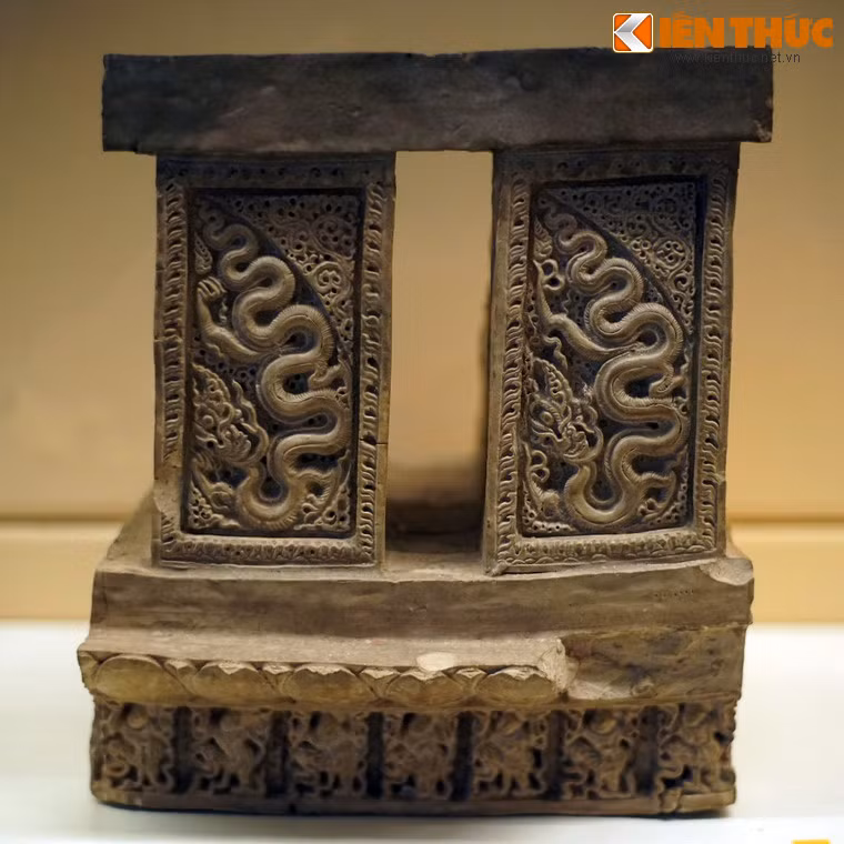 Gạch gốm men trắng thời Lý, thế kỷ 11-13, sưu tầm ở Hà Nội. Vật liệu trang trí kiến trúc thời Lý rất đa dạng, trong đó các loại gạch xây hoặc ốp trang trí mặt tường các cung điện, chùa tháp được trang trí rất công phu với hoa văn rồng, phượng, tiên nữ, hoa lá, sóng nước...