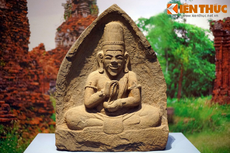 Tượng Shiva yogi (thần Shiva trong hình ảnh nhà tu khổ hạnh) bằng đá cát, văn hóa Chăm Pa, thế kỷ 12-13, khai quật tại gò Tháp Mẫm, Bình Định. Điêu khắc là loại hình nghệ thuật đạt được thành tựu xuất sắc của Chăm Pa - một nền văn hóa quan trọng trong tiến trình lịch sử Việt Nam.