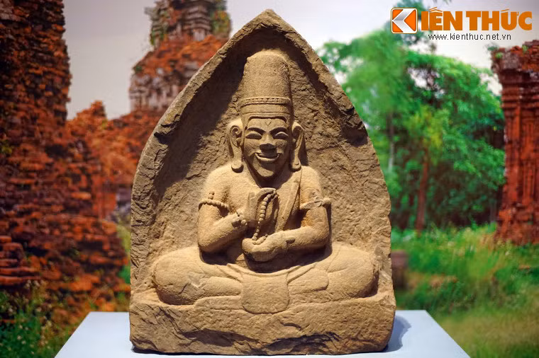 Tượng Shiva yogi (thần Shiva trong hình ảnh nhà tu khổ hạnh) bằng đá cát, văn hóa Chăm Pa, thế kỷ 12-13, khai quật tại gò Tháp Mẫm, Bình Định. Điêu khắc là loại hình nghệ thuật đạt được thành tựu xuất sắc của Chăm Pa - một nền văn hóa quan trọng trong tiến trình lịch sử Việt Nam.