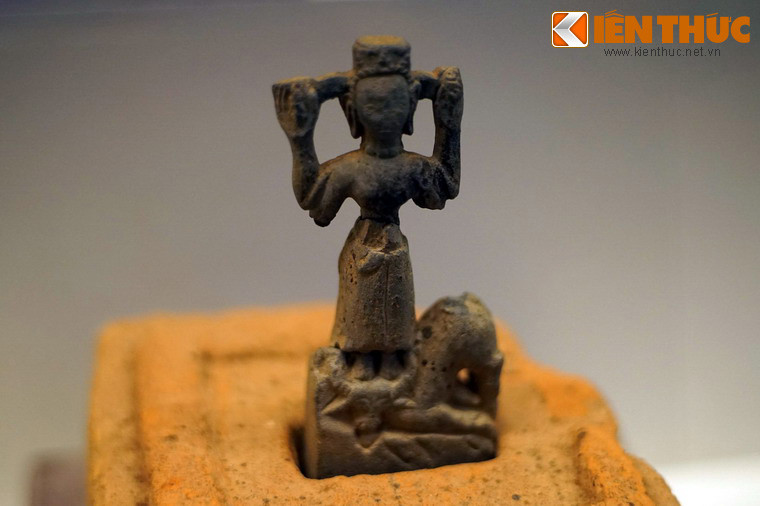 Tượng nữ thần Uma chiến thắng quỷ trâu Mahisa bằng đá, thế kỷ 8-9, khai quật tại Thánh địa Cát Tiên, Lâm Đồng. Cho đến nay, chủ nhân của di chỉ Cát Tiên vẫn chưa được xác định rõ ràng.