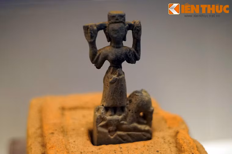 Tượng nữ thần Uma chiến thắng quỷ trâu Mahisa bằng đá, thế kỷ 8-9, khai quật tại Thánh địa Cát Tiên, Lâm Đồng. Cho đến nay, chủ nhân của di chỉ Cát Tiên vẫn chưa được xác định rõ ràng.