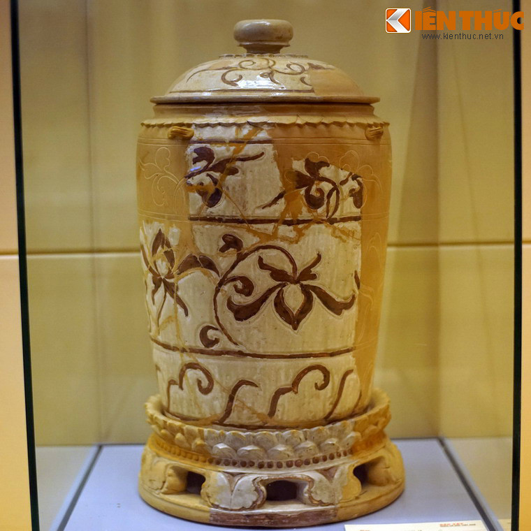 Thạp gốm hoa nâu thời Trần, thế kỷ 13-14, khai quật tại Hoàng thành Thăng Long, Hà Nội. Gốm hoa nâu là loại hình đồ gốm được chế tạo công phu, đặc trưng cho kỹ nghệ sản xuất đồ gốm thời Trần.