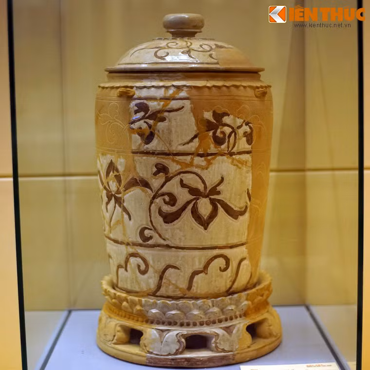 Thạp gốm hoa nâu thời Trần, thế kỷ 13-14, khai quật tại Hoàng thành Thăng Long, Hà Nội. Gốm hoa nâu là loại hình đồ gốm được chế tạo công phu, đặc trưng cho kỹ nghệ sản xuất đồ gốm thời Trần.