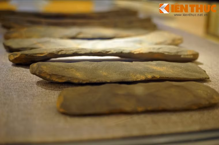 Bộ đàn đá có niên đại cách ngày nay khoảng 3.000 năm, được phát hiện tại xã Liên Đầm, Di Linh, Lâm Đồng năm 2008. Đàn đã gắn liền với đời sống của người cổ xưa ở Tây Nguyên, là một nhạc khí có giá trị cao trong nghiên cứu về âm nhạc học, dân tộc học.