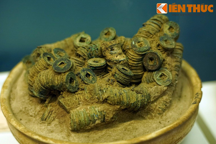 Chậu tiền Ngũ Thù có niên đại thế kỷ 1-3, khai quật tại Phú Xuyên, Hà Nội. Đây là những đồng tiền đầu tiên đươc lưu hành ở Việt Nam, và là một trong những đồng tiền xuất hiện sớm của thế giới.