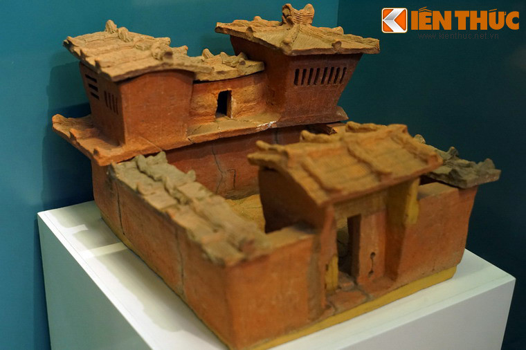 Mô hình nhà bằng đất nung niên đại thế kỷ 1-3 được khai quật ở Cầu Giấy, Hà Nội năm 1936. Đây là một hiện vật khảo cổ cung cấp thông tin quý giá về đời sống xã hội, kiến trúc... ở Việt Nam thời kỳ đầu giai đoạn Bắc thuộc.