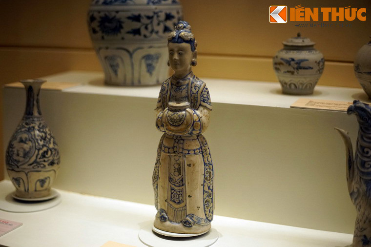 Tượng phụ nữ quý tộc làm bằng gốm hoa lam dát vàng kim, thời Lê sơ, thế kỷ 15 tìm thấy ở tàu cổ Cù Lao Chàm, Hội An, Quảng Nam. Những xác tàu cổ chở đầy đồ gốm Việt là minh chứng cho sự giao thương hàng hải mạnh mẽ giữa người Việt với các nước láng giềng thời Trung đại.