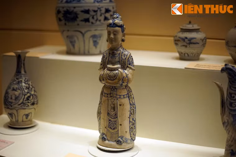 Tượng phụ nữ quý tộc làm bằng gốm hoa lam dát vàng kim, thời Lê sơ, thế kỷ 15 tìm thấy ở tàu cổ Cù Lao Chàm, Hội An, Quảng Nam. Những xác tàu cổ chở đầy đồ gốm Việt là minh chứng cho sự giao thương hàng hải mạnh mẽ giữa người Việt với các nước láng giềng thời Trung đại.