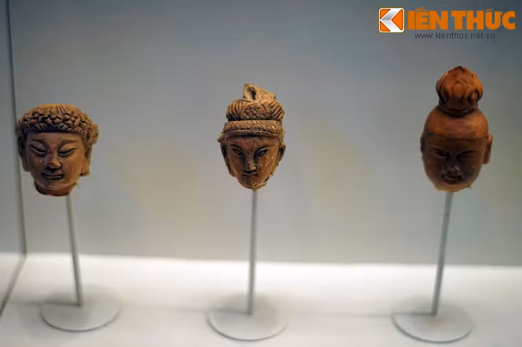 Đầu tượng bằng đất nung, gốm men, thời Lý, khai quật tại di chỉ Quần Ngựa, Hà Nội. Đây là loạt hình hiện vật rất hiếm của thời Lý, kích thước rất nhỏ, tạo tác tinh xảo, cho thấy sự phong phú, đa dạng trong nghệ thuật tạo hình thời Lý.