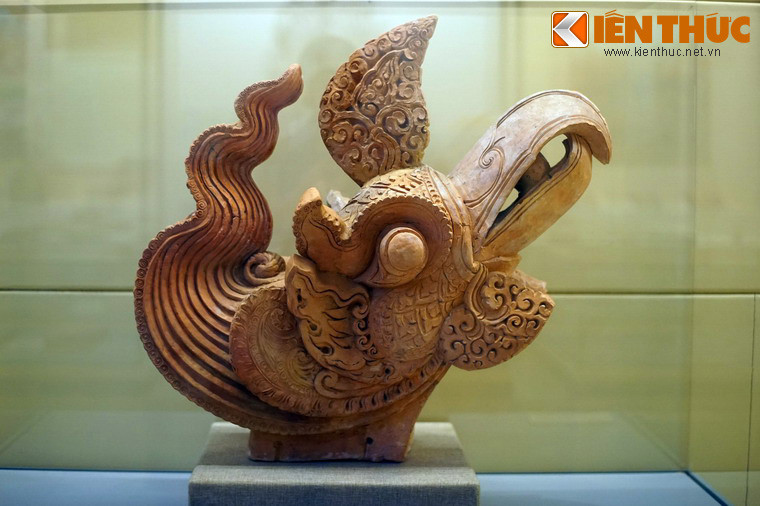 Đầu chim phượng bằng đất nung thời Lý, thế kỷ 11-13, khai quật ở Hoàng thành Thăng Long, Hà Nội. Đây là loại hình vật liệu trang trí kiến trúc xuất hiện phổ biến, được gắn trên đầu nóc mái cung điện và chùa tháp thời Lý - Trần.