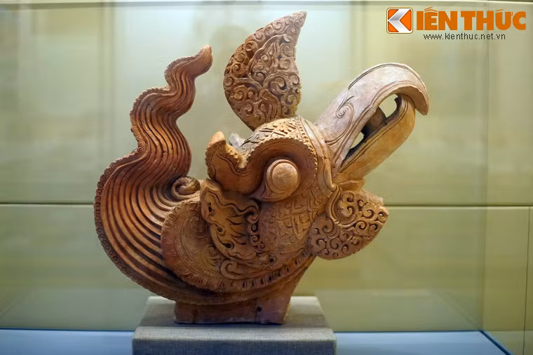 Đầu chim phượng bằng đất nung thời Lý, thế kỷ 11-13, khai quật ở Hoàng thành Thăng Long, Hà Nội. Đây là loại hình vật liệu trang trí kiến trúc xuất hiện phổ biến, được gắn trên đầu nóc mái cung điện và chùa tháp thời Lý - Trần.