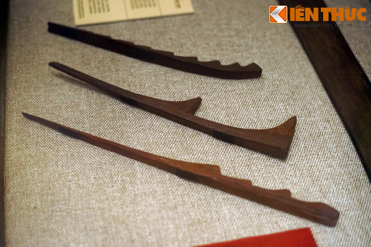 Công cụ dệt vải bằng gỗ, niên đại cách ngày nay khoảng 2.000 năm, tìm thấy ở Phú Chánh, Tân Uyên, Bình Dương. Di chỉ khảo cổ học Phú Chánh là nơi có 7 ngôi mộ cổ quy tụ hiện vật thuộc các nền văn hóa Tây Hán, Óc Eo cùng các yếu tố văn hóa Sa Huỳnh, Đông Sơn.