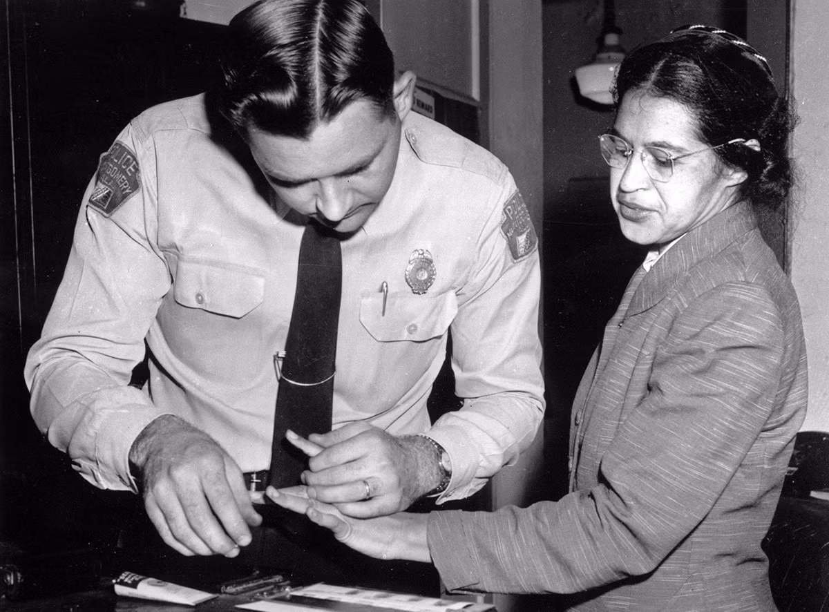 Bà Rosa Parks được một nhân viên cảnh sát ở Montgomery, Alabama lấy dấu vân tay vào ngày 22/2/1956, sau khi cố gắng ngồi trên xe buýt dành cho người da trắng vào ngày 1/12/1955. Bà bị bắt vì vi phạm luật của tiểu bang. Sự kiện này dẫn đến một cuộc tẩy chay xe buýt vào tháng 12/1955. Ảnh: Getty.