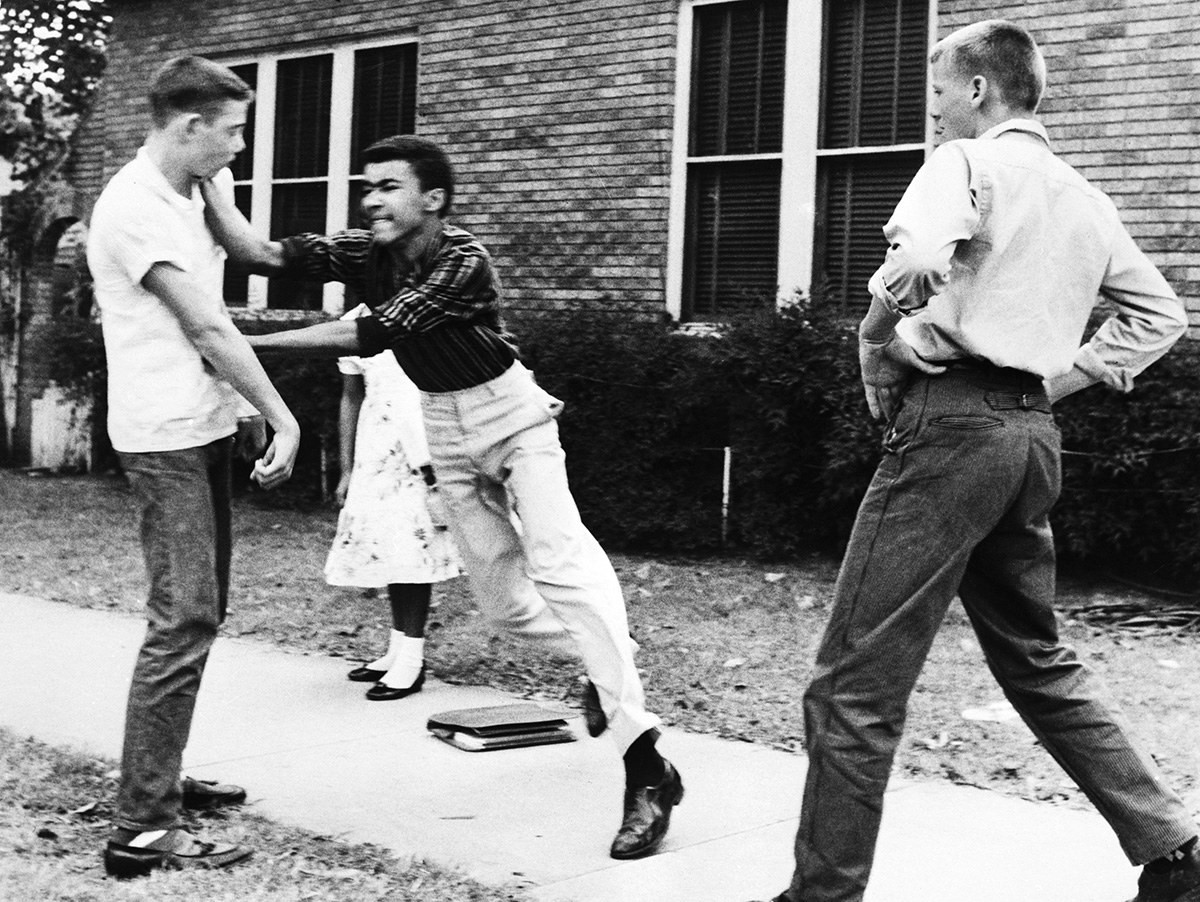 Johnny Gray, 15 tuổi, xô xát với hai thiếu niên da trắng ở Little Rock, Arkansas, 16/6/1958. Johnny và em gái của mình, Mary, đã bị các thiếu niên da trắng ra lệnh rời khỏi vỉa hè để nhường đường khi đang đi đến trường. Ảnh: Getty.