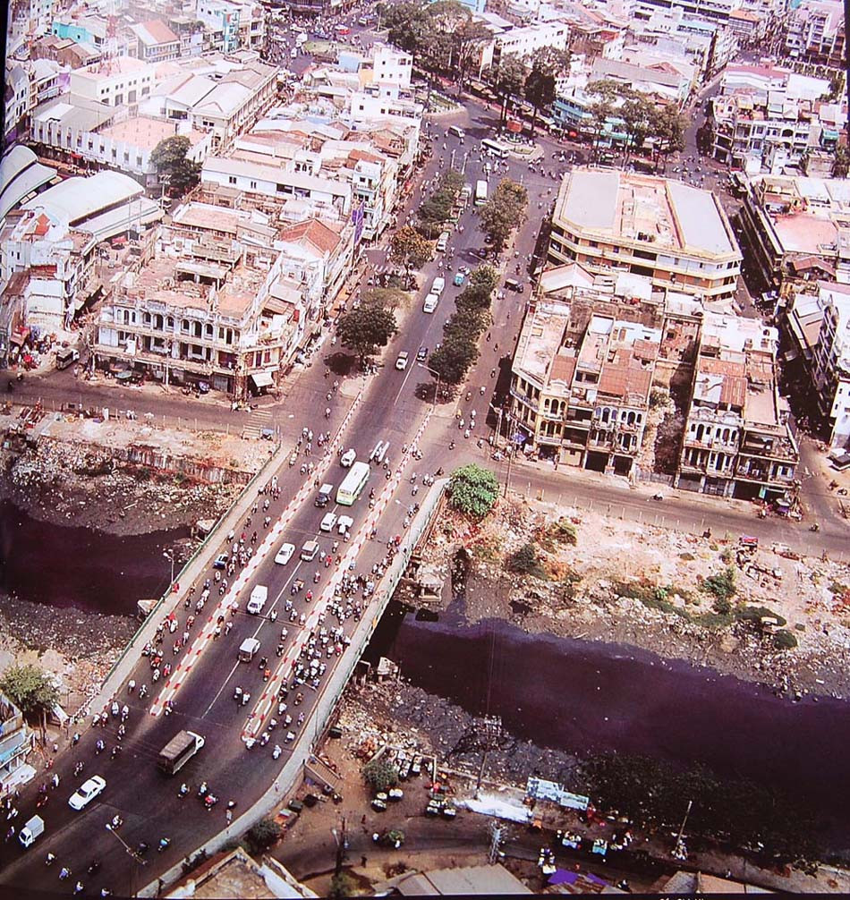 Cầu Chà Và trên kênh Tàu Hủ. Đường Võ Văn Kiệt lúc này chưa được mở rộng.