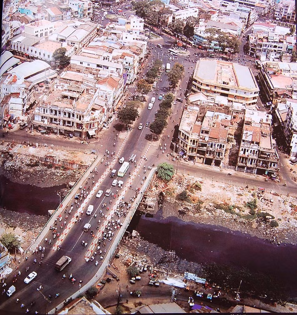 Cầu Chà Và trên kênh Tàu Hủ. Đường Võ Văn Kiệt lúc này chưa được mở rộng.