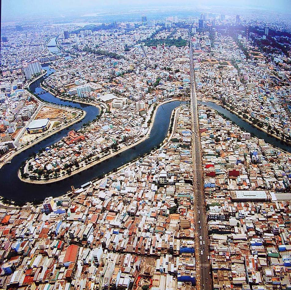 Tuyến đường Hai Bà Trưng - cầu Kiệu - Phan Đình Phùng và kênh Nhiêu Lộc.