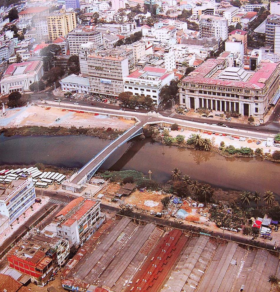 Cầu Mống trên rạch Bến Nghé. Góc trên bên phải là tòa nhà Ngân hàng Nhà nước Việt Nam chi nhánh TP HCM.