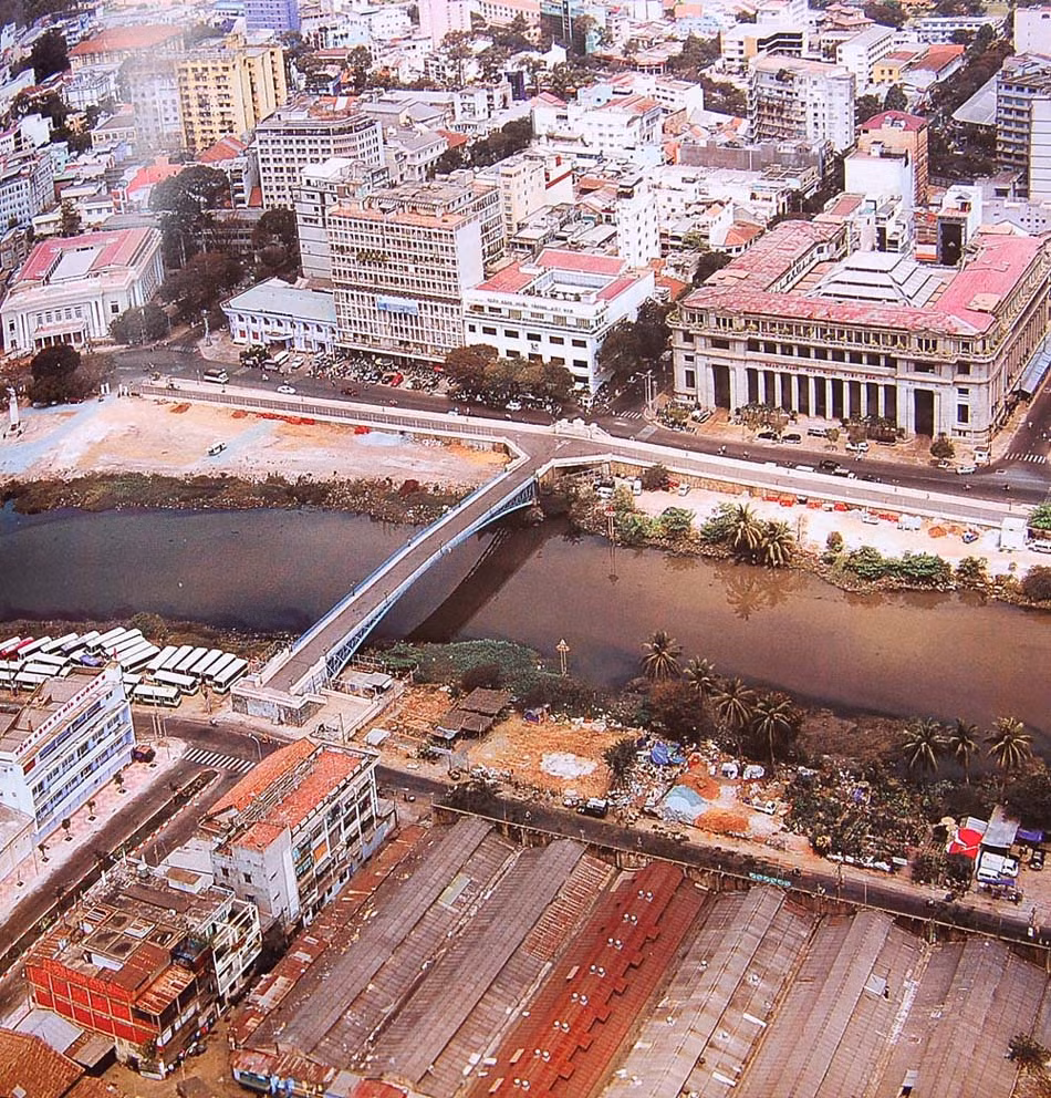 Cầu Mống trên rạch Bến Nghé. Góc trên bên phải là tòa nhà Ngân hàng Nhà nước Việt Nam chi nhánh TP HCM.