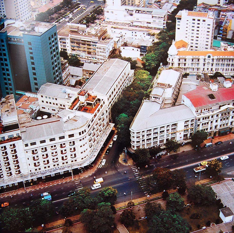 Ngã ba Đồng Khởi - Tôn Đức Thắng. Tòa nhà bên trái là khách sạn Majestic.
