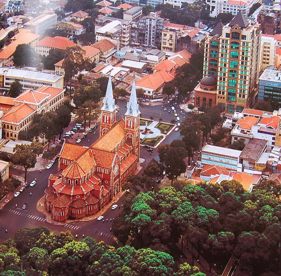 Mặt sau nhà thờ Đức Bà.