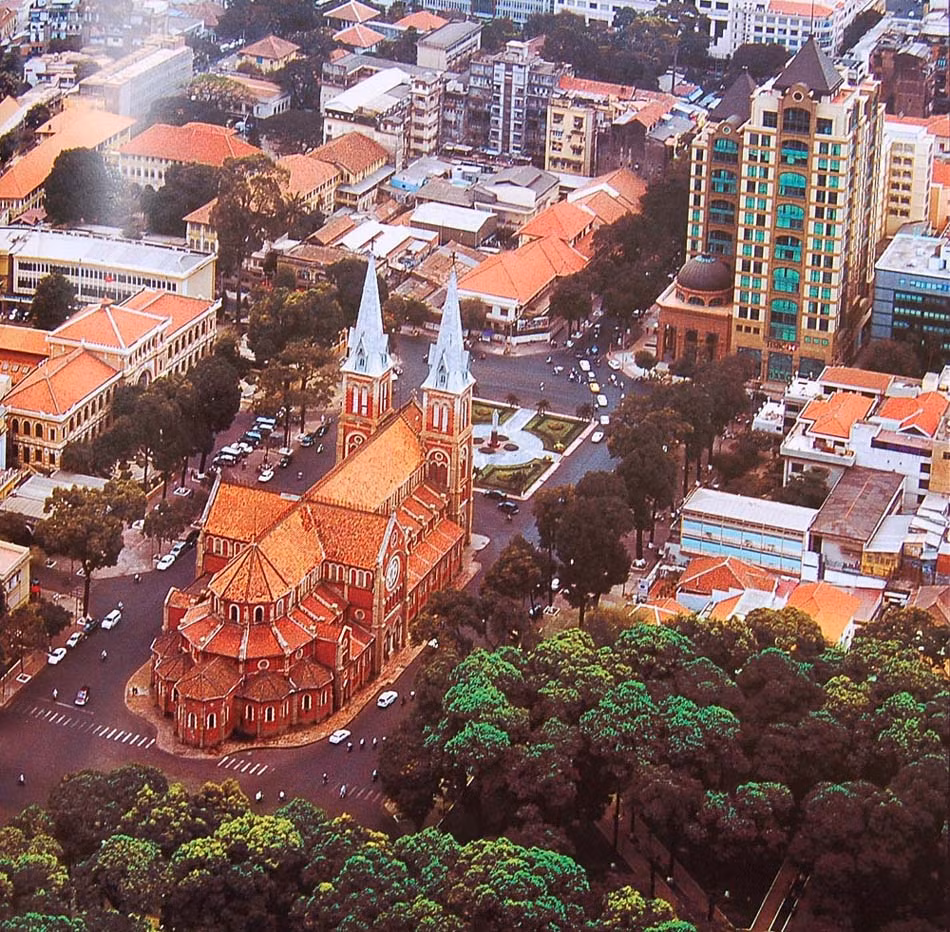 Mặt sau nhà thờ Đức Bà.