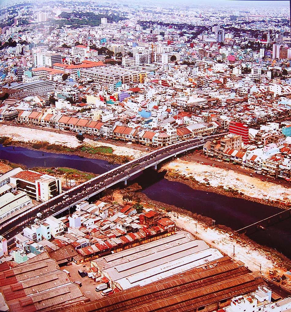 Cầu Ông Lãnh trên rạch Bến Nghé. Phía dưới là Nhà máy Thuốc lá Khánh Hội, nay đã di dời về Khu Công nghiệp Tân Tạo, Bình Tân, TP HCM.