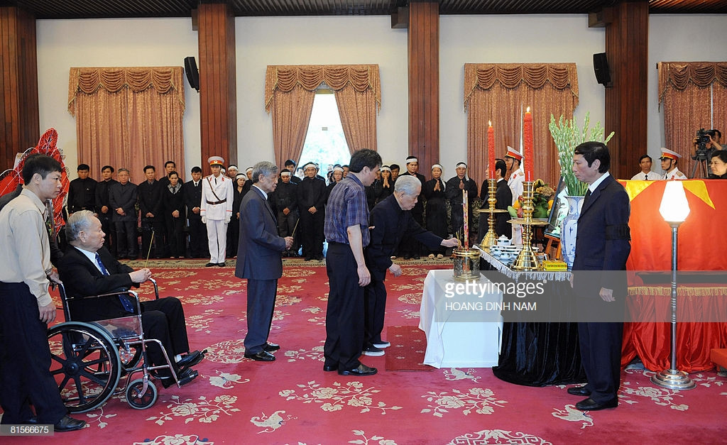 Nguyên Tổng bí thư Đỗ Mười dâng hương trước linh cữu cố Thủ tướng Võ Văn Kiệt tại Hội trường Thống Nhất, TP.HCM ngày 14/6/2008. Ảnh: Getty.