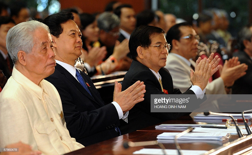 Nguyên Tổng bí thư Đỗ Mười ngồi bên Thủ tướng Nguyễn Tấn Dũng, Chú tịch nước Nguyễn Minh Triết và Tổng bí thư Nông Đức Mạnh tại kỳ họp thứ 6, Quốc hội Khóa XII, 20/10/2009. Ảnh: Getty.