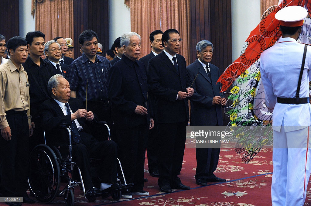 Nguyên Tổng bí thư Đỗ Mười cùng Nguyên Chủ tịch nước Lê Đức Anh, Nguyên Tổng bí thư Lê Khả Phiêu và Tổng bí thư Nông Đức Mạnh tại lễ viếng cố Thủ tướng Võ Văn Kiệt tại Hội trường Thống Nhất, TP.HCM ngày 14/6/2008. Ảnh: Getty.