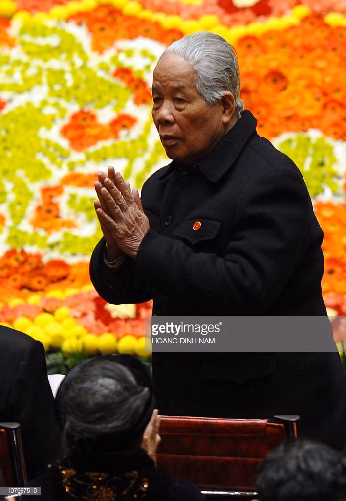 Nguyên Tổng bí thư Đỗ Mười chào các đại biểu tại buổi lễ khai mạc Đại hội Đảng Cộng sản Việt Nam lần thứ XI tại Hà Nội ngày 12/1/2011. Ảnh: Getty.