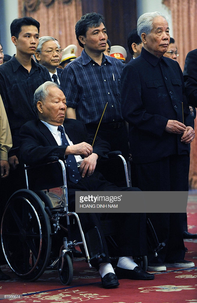 Nguyên Tổng bí thư Đỗ Mười và Nguyên Chủ tịch nước Lê Đức Anh tại lễ viếng cố Thủ tướng Võ Văn Kiệt. Ảnh: Getty.