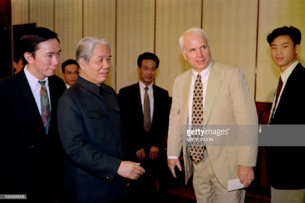 Đồng chí Đỗ Mười tiếp đón Thượng nghị sĩ Mỹ John McCain tại Hà Nội ngày 13/11/1996. Ảnh: Getty.