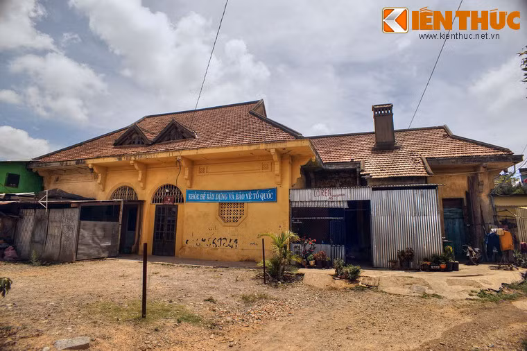 Ga được xây dựng ở độ cao 1.466 mét, nằm giữa ga Trại Mát và ga Trạm Hành, có tên tiếng Pháp là Entrerays.