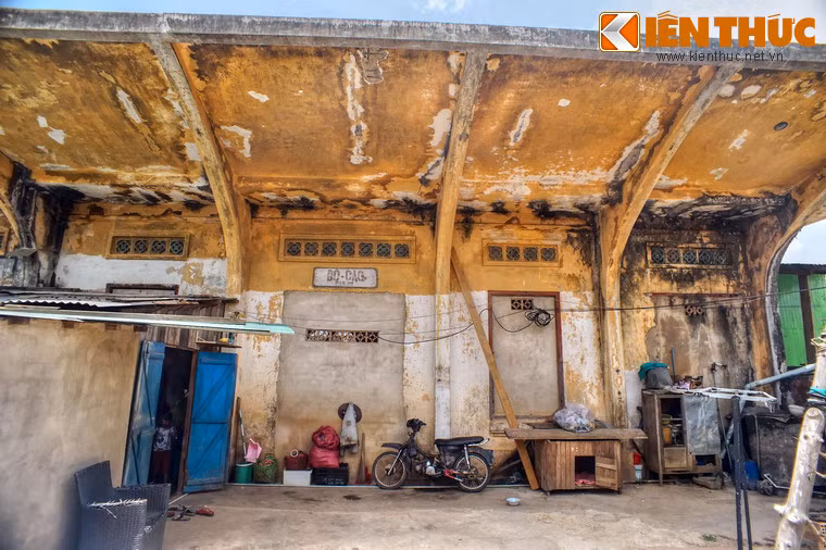 Sân ga đã trở thành sân sinh hoạt của một số hộ gia đình.