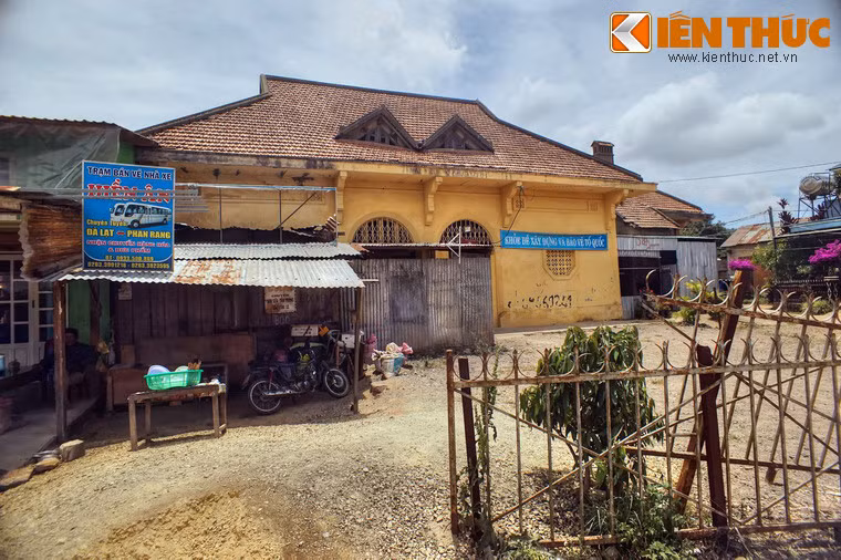 Tương tự như ga Eo Gió và ga Trạm Hành, ga Cầu Đất đã ngừng hoạt động hơn 4 thập niên. Dù vậy, hiện trạng của ga có phần tốt hơn so với hai ga nói trên.