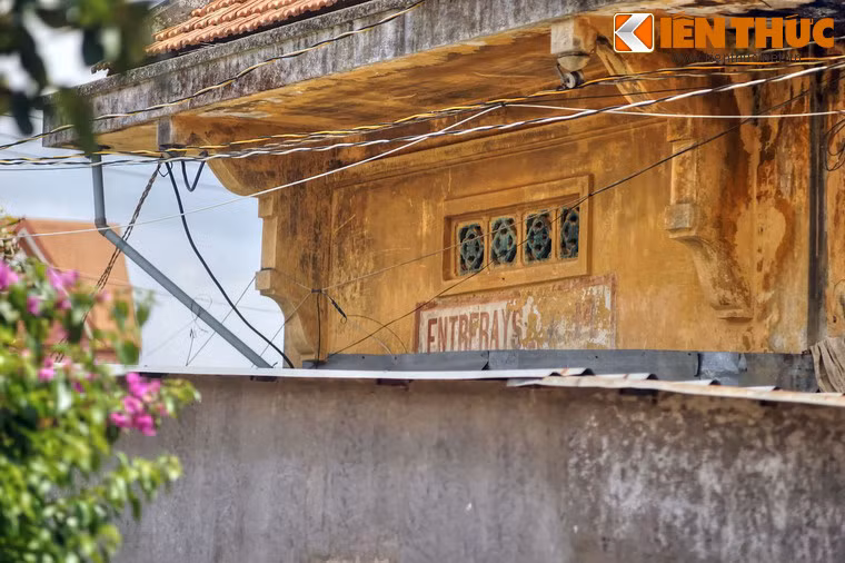 Một bảng tên ga bằng tiếng Pháp (Entrerays) đã bị thời gian bào mòn.