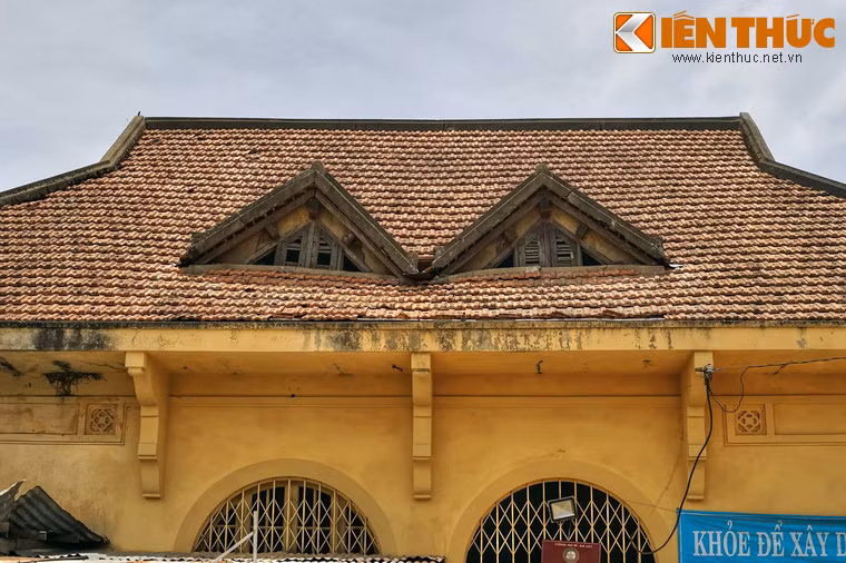 Dấu hiệu xuống cấp xuất hiện trên nhiều bộ phận của công trình.