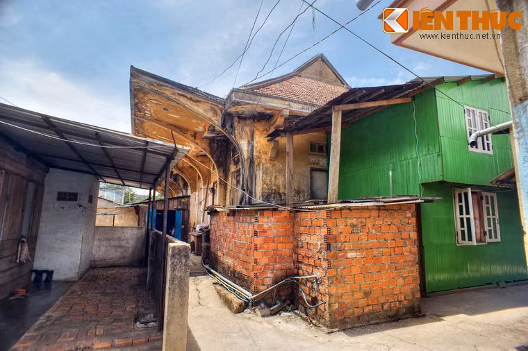 Lối vào sân ga len lỏi qua các công trình của người dân.