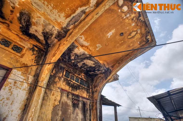 Không được tu bổ thường xuyên, nhiều mảng tường bong tróc, loang lổ rêu phong.