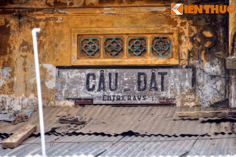 Bảng tên nhà ga sơn trên tường vẫn còn khá rõ nét.