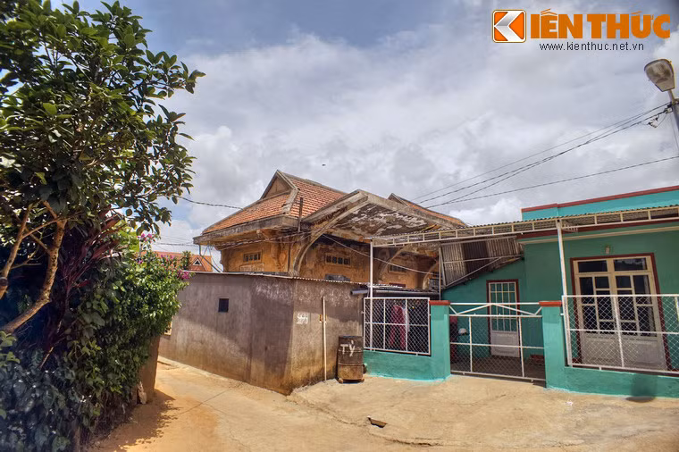 Cũng như ga Trạm Hành, phần đất xung quanh ga Cầu Đất đã bị nhiều hộ dân lấn chiếm, xây nhà bao quanh.