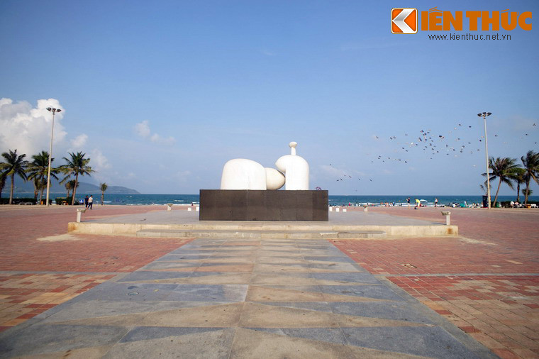 Tuy nhiên, vào ngày 9/10/1945, Hội đồng Chính phủ ra quyết nghị giữ nguyên tên cũ bằng tiếng Việt của các đơn vị hành chính trong cả nước để tiện việc thông tin liên lạc và công văn giấy tờ. Thành phố trở lại tên gọi Đà Nẵng kể từ đó cho đến nay... Ảnh: Công viên Biển Đông ở Đà Nẵng. Mời quý độc giả xem video: Đà Nẵng chuyển mình xứng tầm "anh cả" miền Trung.