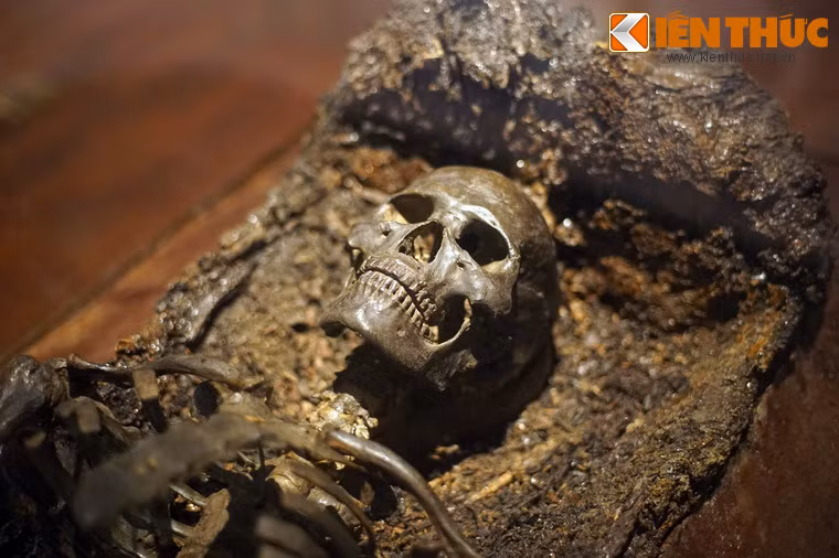 Kết quả nghiên cứu về di tích, di vật và táng tục cho thấy chủ nhân mộ cổ Châu Can là cư dân văn hóa Đông Sơn, niên đại cách ngày nay khoảng 2.300 năm.