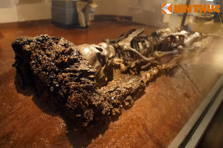 Quan tài có chiều dài 2 mét, rộng 0,53 mét, được chôn ở độ sâu 2,15 mét.