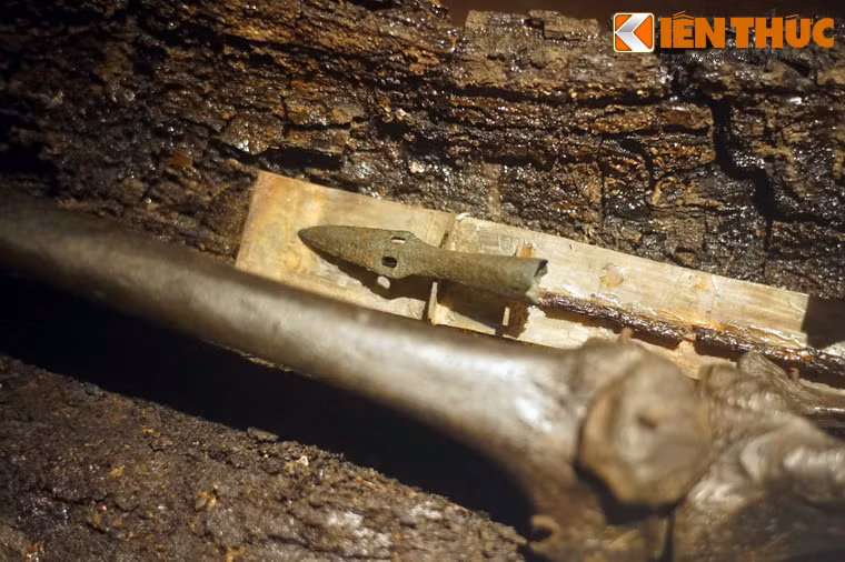 Lưỡi lao bằng đồng và khay gỗ.