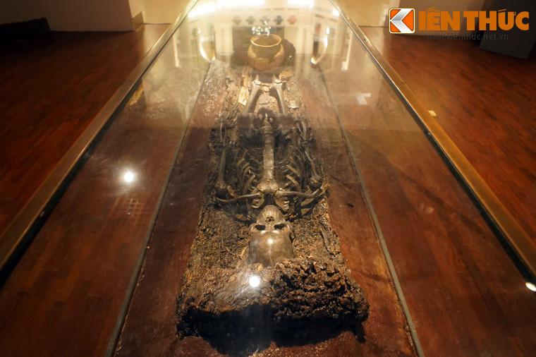 Bên trong quan tài, người quá cố được đặt nằm ngửa, hai chân duỗi thẳng, hai tay đặt song song với thân người bọc bằng những lớp vải mỏng hoặc lớp lá chẻ nhỏ đan lại một cách cẩn thận.