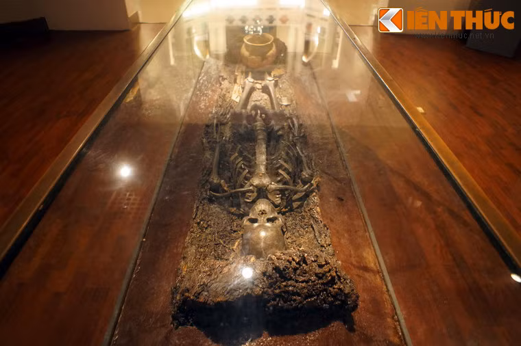 Bên trong quan tài, người quá cố được đặt nằm ngửa, hai chân duỗi thẳng, hai tay đặt song song với thân người bọc bằng những lớp vải mỏng hoặc lớp lá chẻ nhỏ đan lại một cách cẩn thận.