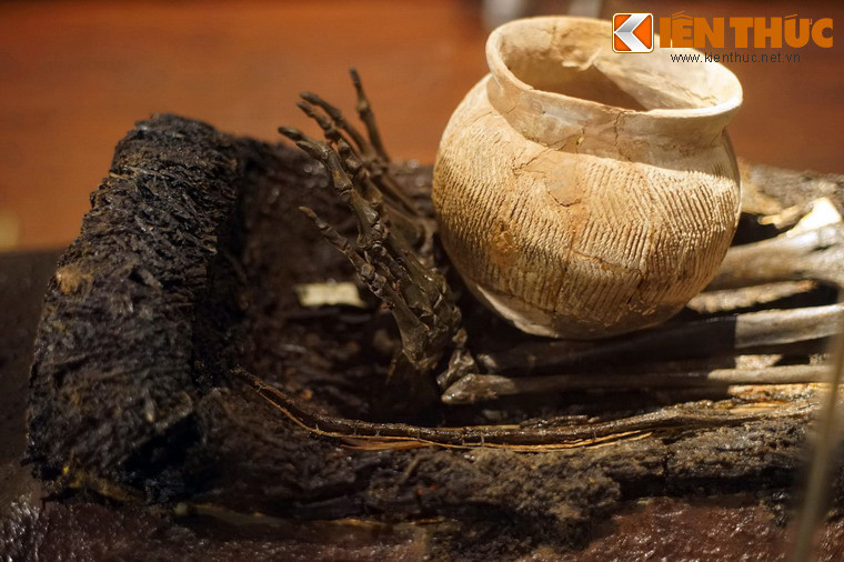 Đồ tùy táng được xếp tập trung về phía chân gồm đồ gốm, đồ đồng, đồ tre, nứa và gỗ.